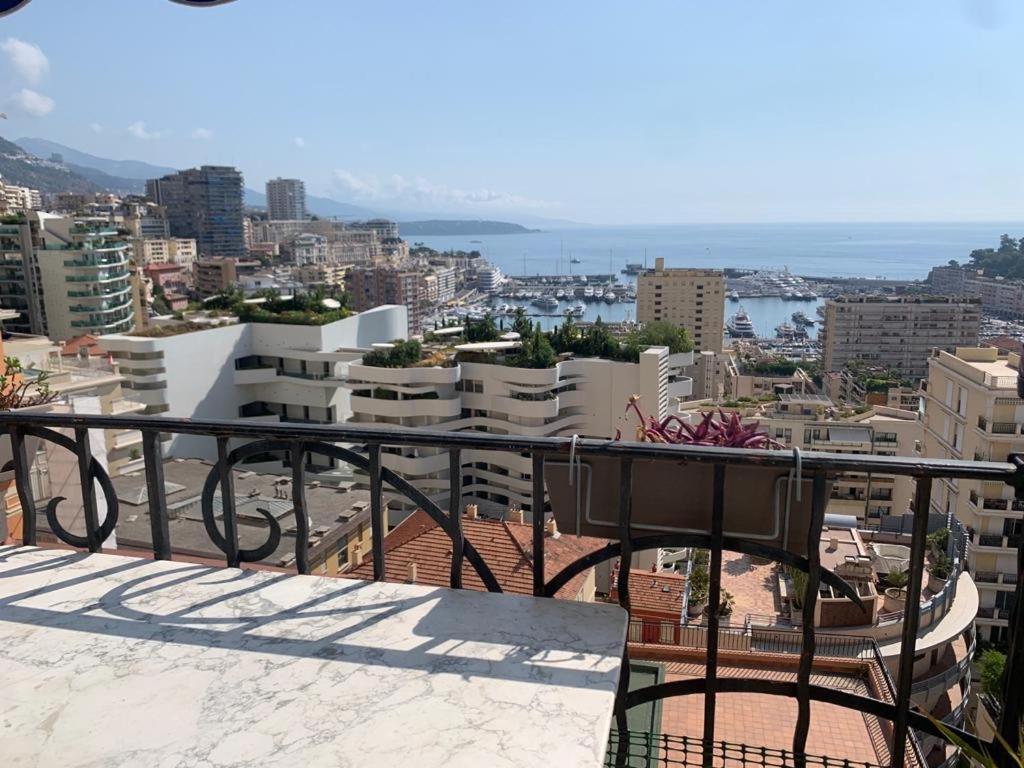 Plein Coeur De Monaco, A 300 Metres A Pied Du Port De Monaco, 4 Pieces Dans Des Escaliers Vue Mer Exceptionnelle Bagian luar foto